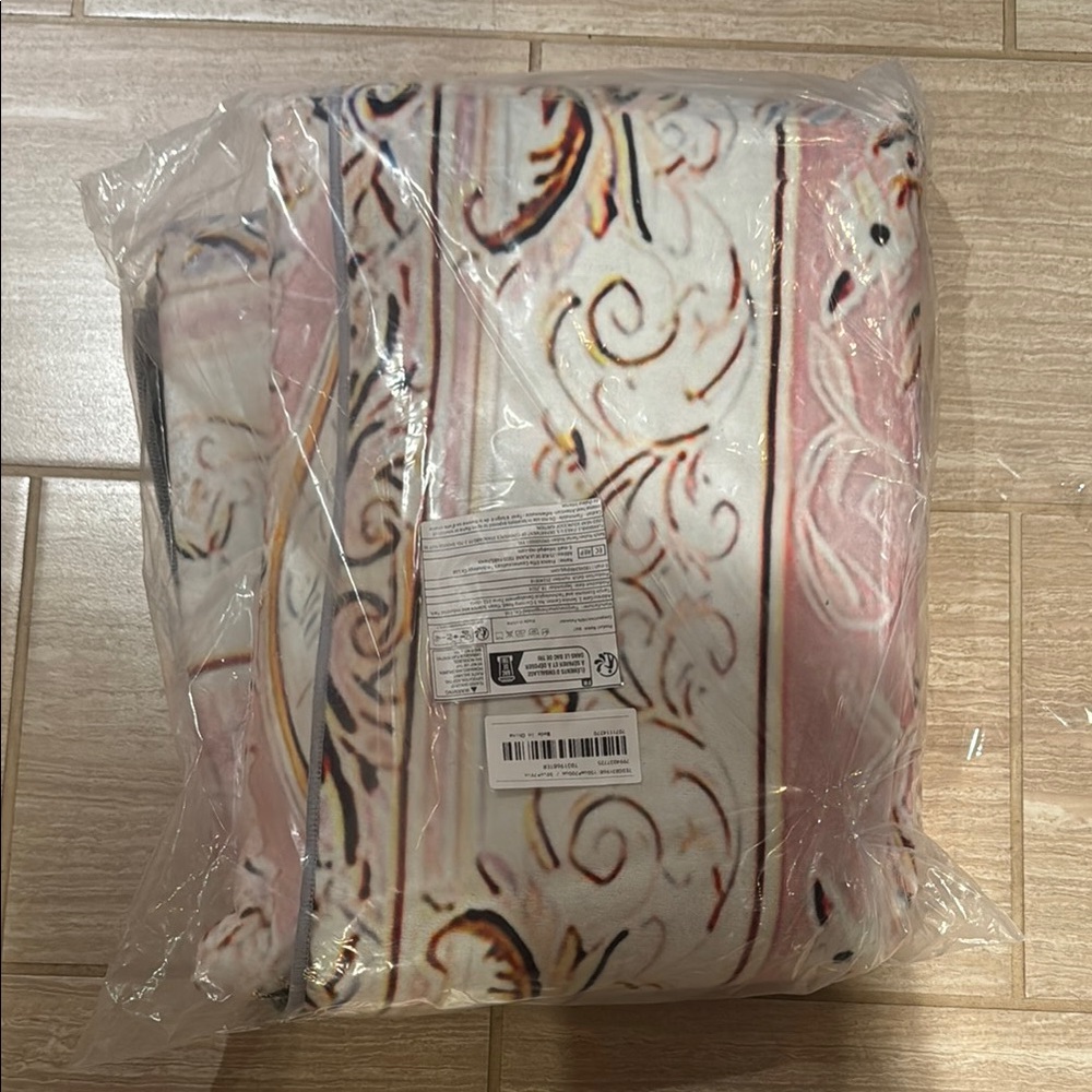 NWT Chic Pink and Cream Swirl Rug 59”x 79”